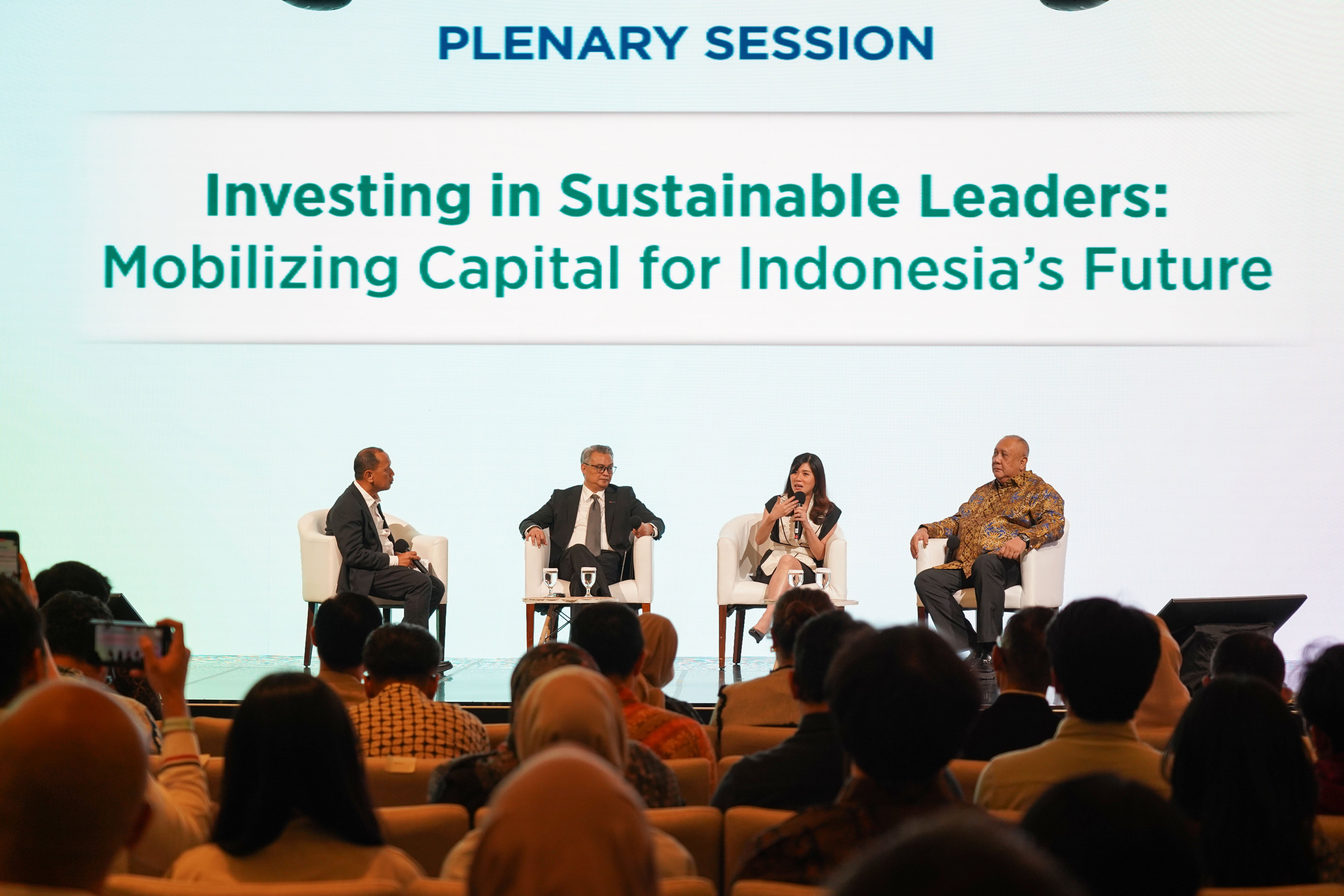 Partner at East Ventures, Avina Sugiarto (kedua kanan) bersama CEO Standard Chartered Indonesia, Donny Sonosopoetro (kanan), President Director & CEO of IIF, Rizki Pribadi Hasan (kedua kiri) dan Co-founder & CCO Katadata, Heri Susanto menyampaikan paparan pada Katadata Sustainability Action for the Future Economy (SAFE) 2026 di Sudirman Hall, Sequis Tower, Jakarta, Rabu (16/9/2026). 