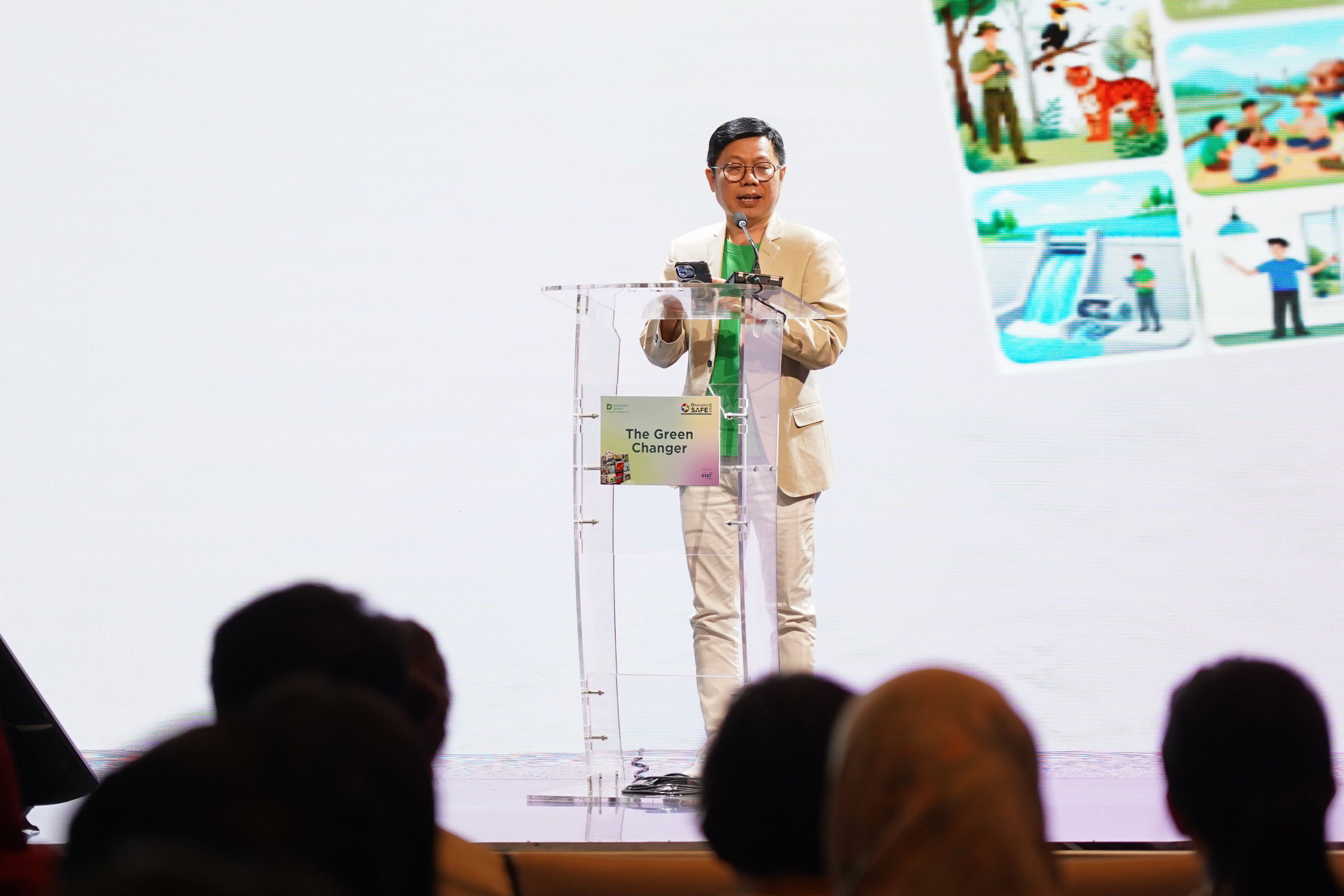 Co-founder & CEO of Katadata, Metta Dharmasaputra menyampaikan sambutan pada Katadata Sustainability Action for the Future Economy (SAFE) 2026 di Sudirman Hall, Sequis Tower, Jakarta, Rabu (16/9/2026). Mengusung tema “The Green Changer”, forum yang berlangsung 16-17 September 2026 ini diharapkan dapat mendorong terwujudnya langkah nyata dalam mempercepat pertumbuhan ekonomi yang lebih berkelanjutan dan berdaya saing.