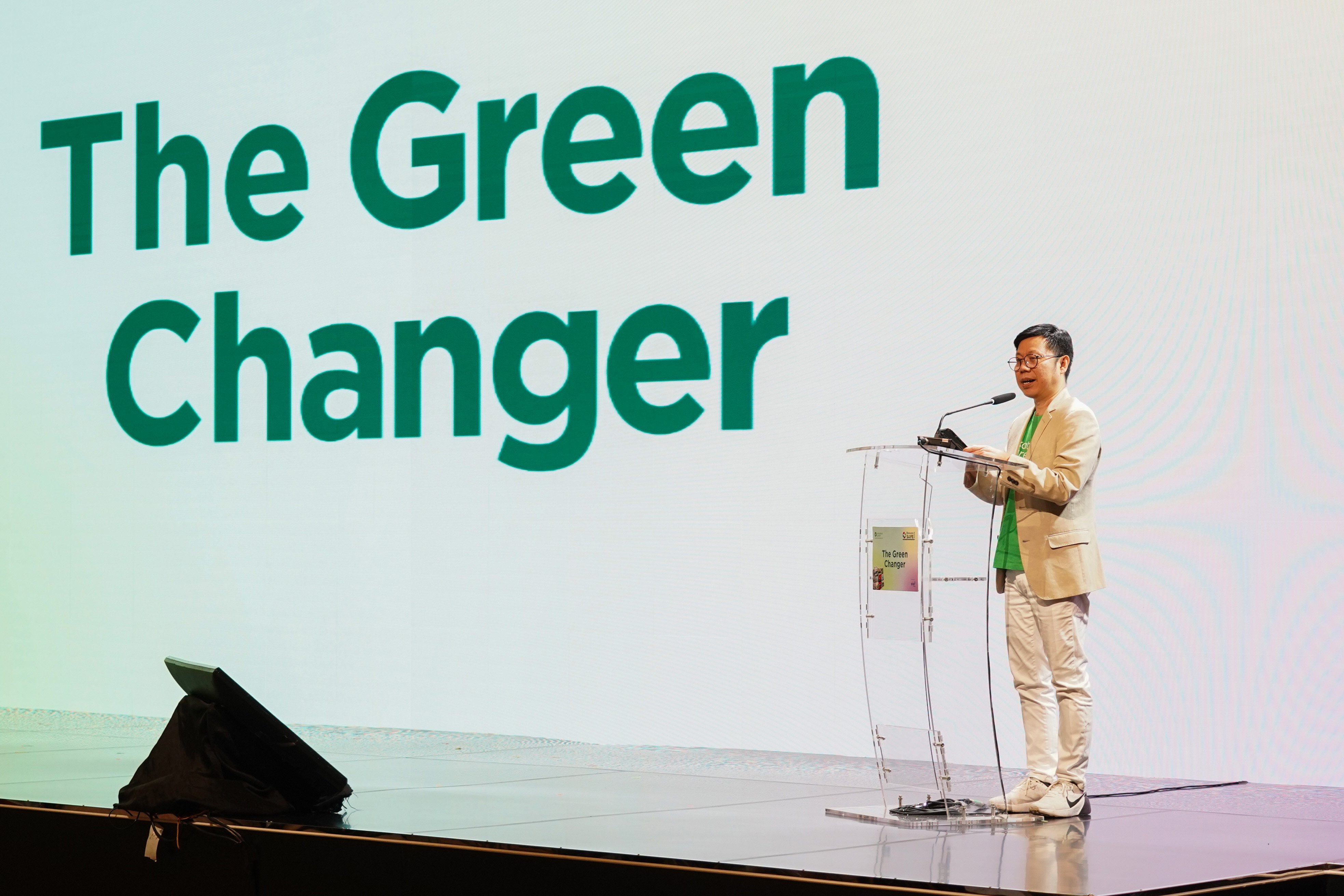 Co-founder & CEO of Katadata, Metta Dharmasaputra menyampaikan sambutan pada Katadata Sustainability Action for the Future Economy (SAFE) 2026 di Sudirman Hall, Sequis Tower, Jakarta, Rabu (16/9/2026). Mengusung tema “The Green Changer”, forum yang berlangsung 16-17 September 2026 ini diharapkan dapat mendorong terwujudnya langkah nyata dalam mempercepat pertumbuhan ekonomi yang lebih berkelanjutan dan berdaya saing.