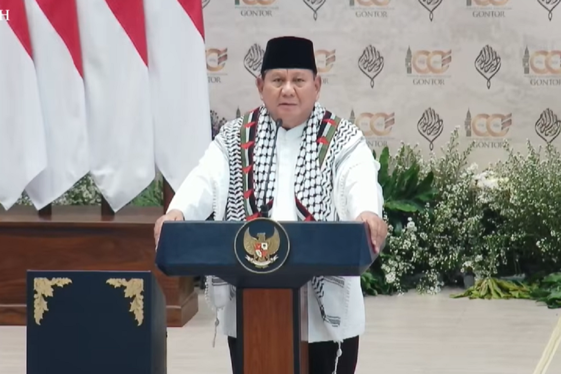 Presiden Prabowo Subianto saat berpidato dalam acara 100 Tahun Pondok Modern Darussalam Gontor, Ponorogo, Jawa Timur, Sabtu (19/9).