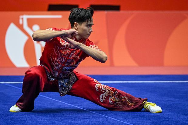 Pewushu Indonesia Seraf Naro Siregar tampil pada final wushu nomor taolu changquan putra Asian Games Aichi-Nagoya 2026 di Aichi Prefectural Martial Arts Hall, Aichi, Jepang, Minggu (20/9/2026). Seraf Naro berhasil meraih medali pertama untuk Indonesia yakni medali perunggu dengan catatan skor 9.720, sedangkan medali emas diraih pewushu Makau Chi Hin Kuong dengan skor 9.723 dan medali perak oleh pewushu Makau Chi Kuan Song dengan skor 9.720.