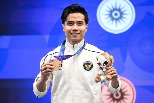 Pewushu Indonesia Seraf Naro Siregar berpose dengan medali yang diraihnya pada wushu nomor taolu changquan putra Asian Games Aichi-Nagoya 2026 di Aichi Prefectural Martial Arts Hall, Aichi, Jepang, Minggu (20/9/2026). Seraf Naro berhasil meraih medali pertama untuk Indonesia yakni medali perunggu dengan catatan skor 9.720, sedangkan medali emas diraih pewushu Makau Chi Hin Kuong dengan skor 9.723 dan medali perak oleh pewushu Makau Chi Kuan Song dengan skor 9.720.