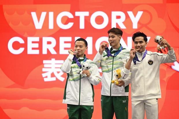 Pewushu Indonesia Seraf Naro Siregar (kanan), pewushu Makau Chi Hin Kuong (tengah) dan Chi Kuan Song (kiri) berpose dengan medali yang diraihnya pada wushu nomor taolu changquan putra Asian Games Aichi-Nagoya 2026 di Aichi Prefectural Martial Arts Hall, Aichi, Jepang, Minggu (20/9/2026). Seraf Naro medali perunggu dengan catatan skor 9.720, sedangkan medali emas diraih pewushu Makau Chi Hin Kuong dengan skor 9.723 dan medali perak oleh pewushu Makau Chi Kuan Song dengan skor 9.720.