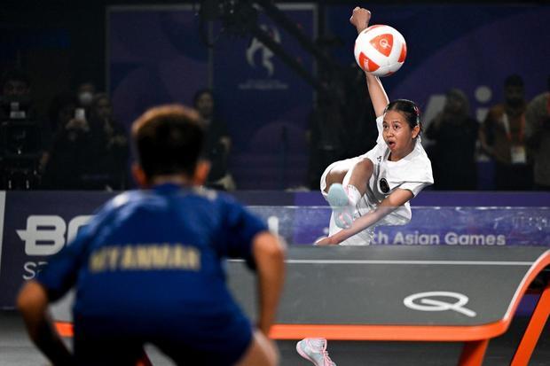 Atlet teqball Indonesia Sumaya (kanan) melakukan servis ke arah atlet teqball Myanmar Wai Khin Hnin (kiri) pada final tunggal putri teqball Asian Games Aichi-Nagoya 2026 di Nagoya City Higashi Sports Center, Aichi, Jepang, Minggu (20/9/2026). Sumaya meraih medali perak setelah kalah rubber set dengan skor 12-10, 8-12, dan 9-12.