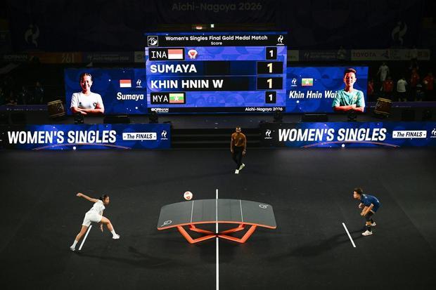 Atlet teqball Indonesia Sumaya (kiri) mengembalikan bola ke arah atlet teqball Myanmar Wai Khin Hnin (kanan) pada final tunggal putri teqball Asian Games Aichi-Nagoya 2026 di Nagoya City Higashi Sports Center, Aichi, Jepang, Minggu (20/9/2026). Sumaya meraih medali perak setelah kalah rubber set dengan skor 12-10, 8-12, dan 9-12.