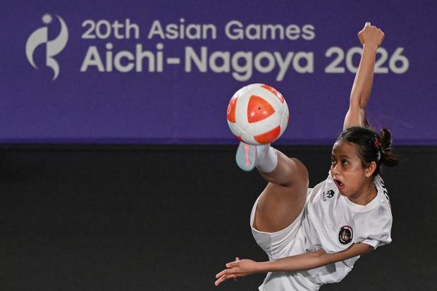 Atlet teqball Indonesia Sumaya melakukan servis ke arah atlet teqball Myanmar Wai Khin Hnin pada final tunggal putri teqball Asian Games Aichi-Nagoya 2026 di Nagoya City Higashi Sports Center, Aichi, Jepang, Minggu (20/9/2026). Sumaya meraih medali perak setelah kalah rubber set dengan skor 12-10, 8-12, dan 9-12.