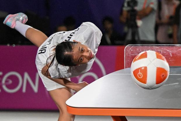 Atlet teqball Indonesia Sumaya mengembalikan bola ke arah atlet teqball Myanmar Wai Khin Hnin pada final tunggal putri teqball Asian Games Aichi-Nagoya 2026 di Nagoya City Higashi Sports Center, Aichi, Jepang, Minggu (20/9/2026). Sumaya meraih medali perak setelah kalah rubber set dengan skor 12-10, 8-12, dan 9-12.