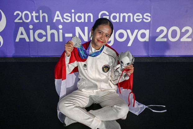 Atlet teqball Indonesia Sumaya berpose dengan medali perak seusai bertanding melawan atlet teqball Myanmar Wai Khin Hnin pada final tunggal putri teqball Asian Games Aichi-Nagoya 2026 di Nagoya City Higashi Sports Center, Aichi, Jepang, Minggu (20/9/2026). Sumaya meraih medali perak setelah kalah rubber set dengan skor 12-10, 8-12, dan 9-12.