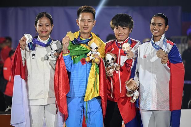 Atlet teqball Indonesia peraih medali perak Sumaya (kiri), atlet Myanmar peraih medali emas Wai Khin Hnin (kedua kiri), serta atlet Jepang Yuina Sakamoto (kedua kanan) dan Kamboja Koemyean DY (kanan) peraih medali perunggu berfoto bersama dengan medali nomor tunggal putri teqball Asian Games Aichi-Nagoya 2026 di Nagoya City Higashi Sports Center, Aichi, Jepang, Minggu (20/9/2026). Sumaya meraih medali perak setelah kalah rubber set dengan skor 12-10, 8-12, dan 9-12.