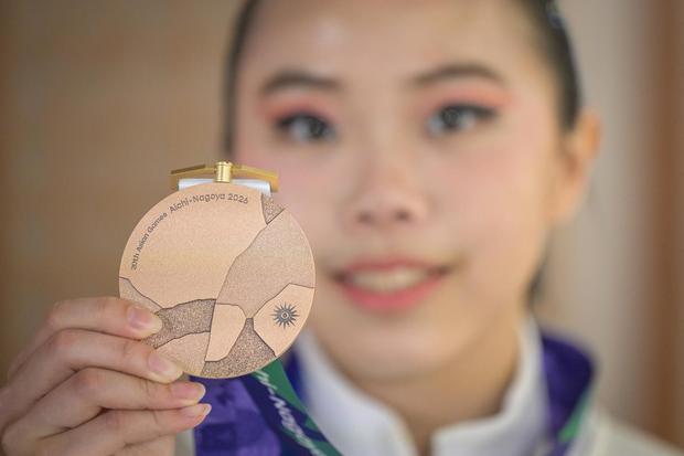 Pewushu Indonesia Eugenia Diva Widodo berpose dengan medali perunggu wushu nomor taolu changquan putri Asian Games Aichi-Nagoya 2026 di Aichi Prefectural Martial Arts Hall, Aichi, Jepang, Senin (21/9/2026). Eugenia Diva Widodo berhasil meraih medali perunggu dengan skor 9.706, sedangkan medali emas diraih pewushu Hongkong Lydia Sham dengan skor 9.713 dan medali perak oleh pewushu Makau Sou Cho Man dengan skor 9.710.
