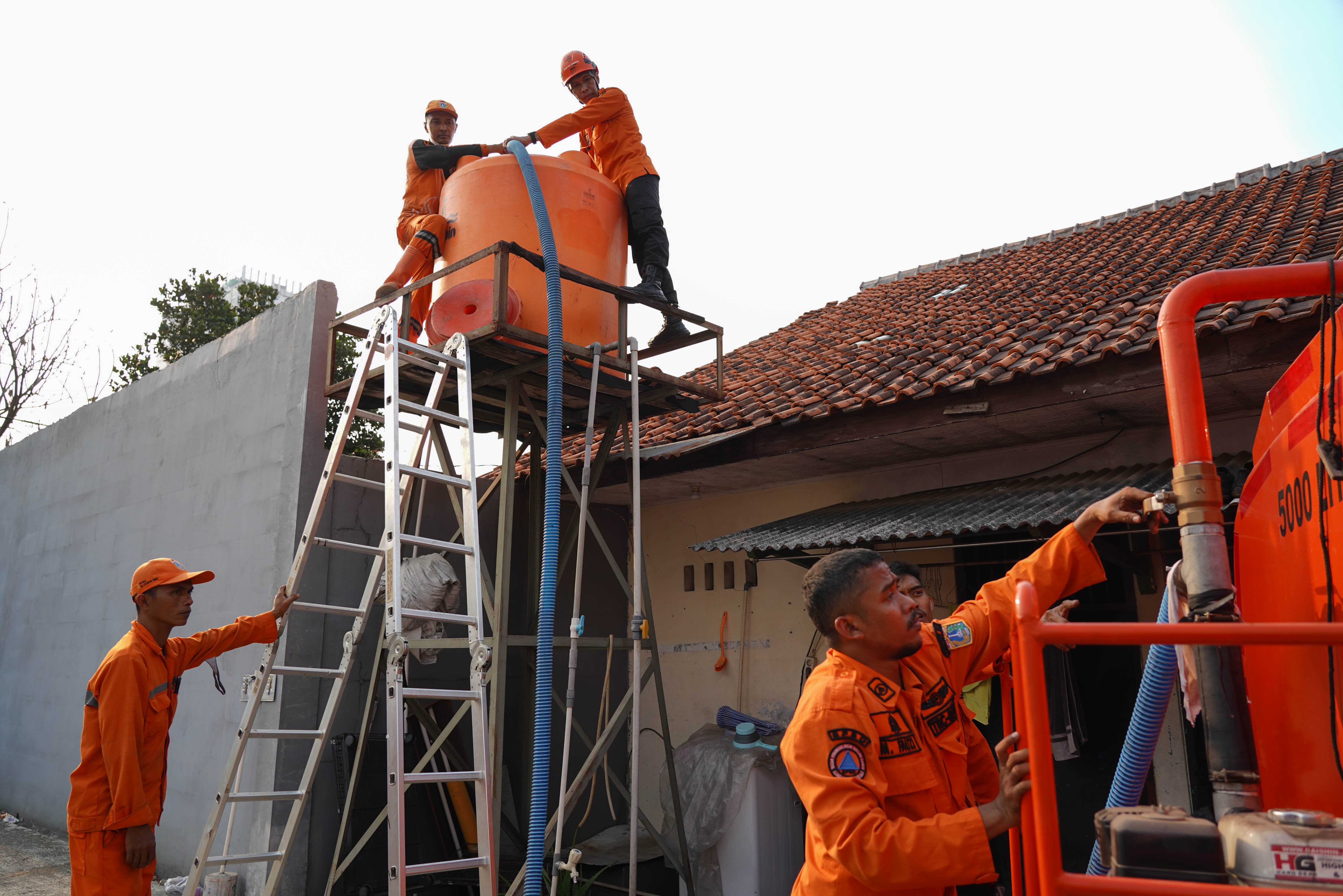 Personel Badan Penanggulangan Bencana Daerah (BPBD) mengisi air ke dalam tangki air milik warga yang terdampak kekeringan di Cilandak Timur, Jakarta Selatan, Senin (21/9/2026). BPBD Provinsi Jakarta menyalurkan bantuan air bersih sebanyak 5.000 liter kepada warga yang mengalami kesulitan air akibat musim kemarau.