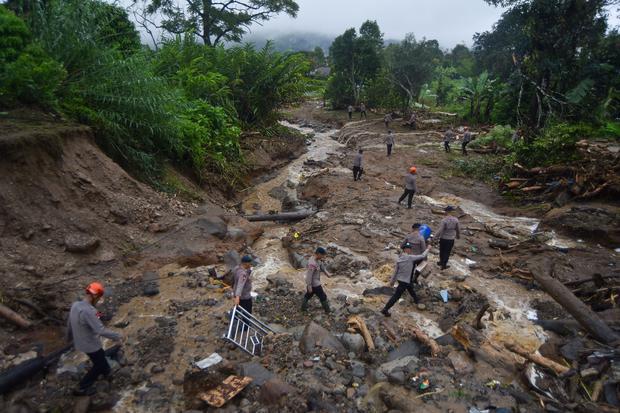 Personel Brimob Polda Sum melakukan pencarian korban banjir bandang di Arosuka, Kabupaten Solok, Sumatera Barat, Selasa (22/9/2026). Banjir bandang yang menerjang kawasan perkantoran di pusat kabupaten pada Senin (21/9) itu juga memutus akses jalan nasional dan menyebabkan sejumlah korban hilang.