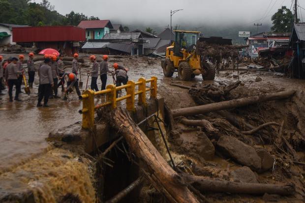 Personel Brimob Polda Sum melakukan pembersihan material banjir bandang di Arosuka, Kabupaten Solok, Sumatera Barat, Selasa (22/9/2026). Banjir bandang yang menerjang kawasan perkantoran di pusat kabupaten pada Senin (21/9) malam itu juga memutus akses jalan nasional dan menyebabkan sejumlah korban hilang.