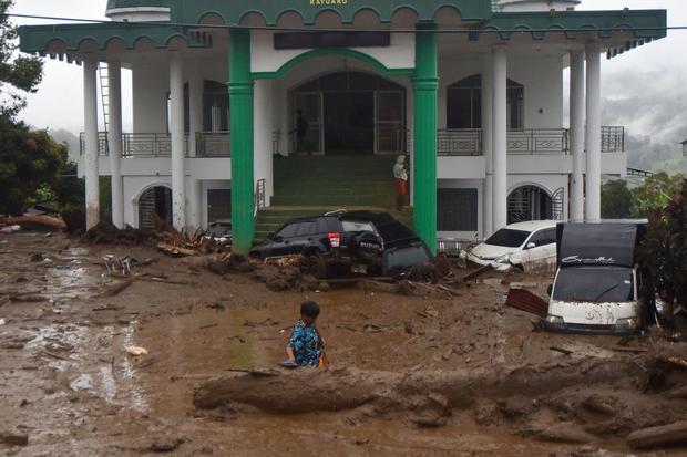 Warga mengecek kondisi kendaraan yang terendam material banjir bandang di Arosuka, Kabupaten Solok, Sumatera Barat, Selasa (22/9/2026). Banjir bandang yang menerjang kawasan perkantoran di pusat kabupaten pada Senin (21/9) malam itu juga memutus akses jalan nasional dan menyebabkan sejumlah korban hilang.