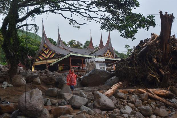 Warga berada di antara material banjir bandang di Arosuka, Kabupaten Solok, Sumatera Barat, Selasa (22/9/2026). Banjir bandang yang menerjang kawasan perkantoran di pusat kabupaten pada Senin (21/9) malam itu juga memutus akses jalan nasional dan menyebabkan sejumlah korban hilang.