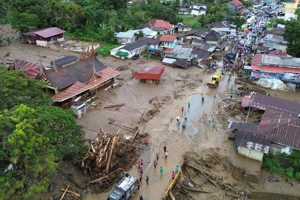 Foto udara alat berat membersihkan jalan akibat dampak banjir bandang menerjang kawasan Arosuka, Kabupaten Solok, Sumatera Barat, Selasa (22/9/2026). Berdasarkan data BPBD Solok, sebanyak 200 KK terdampak banjir bandang pada Senin (21/9) dengan empat korban luka-luka dan dua orang belum ditemukan sementara akses utama jalan nasional masih terputus.