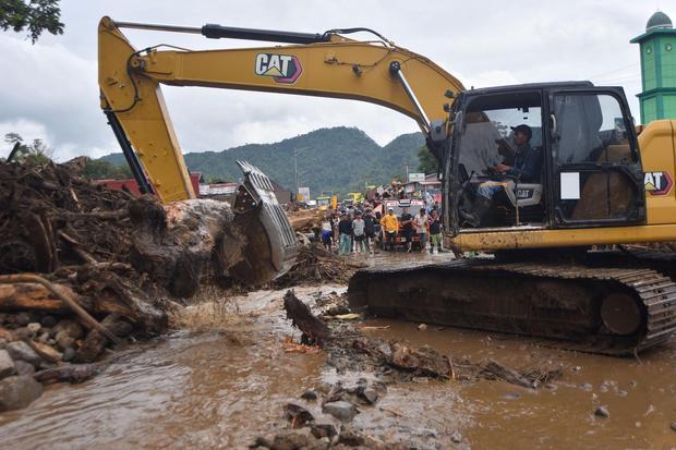 Operator mengoperasikan alat berat membersihkan jalan dari material banjir bandang di kawasan Arosuka, Kabupaten Solok, Sumatera Barat, Selasa (22/9/2026). Berdasarkan data BPBD Solok, sebanyak 200 KK terdampak banjir bandang pada Senin (21/9) dengan empat korban luka-luka dan dua orang belum ditemukan sementara akses utama jalan nasional masih terputus.