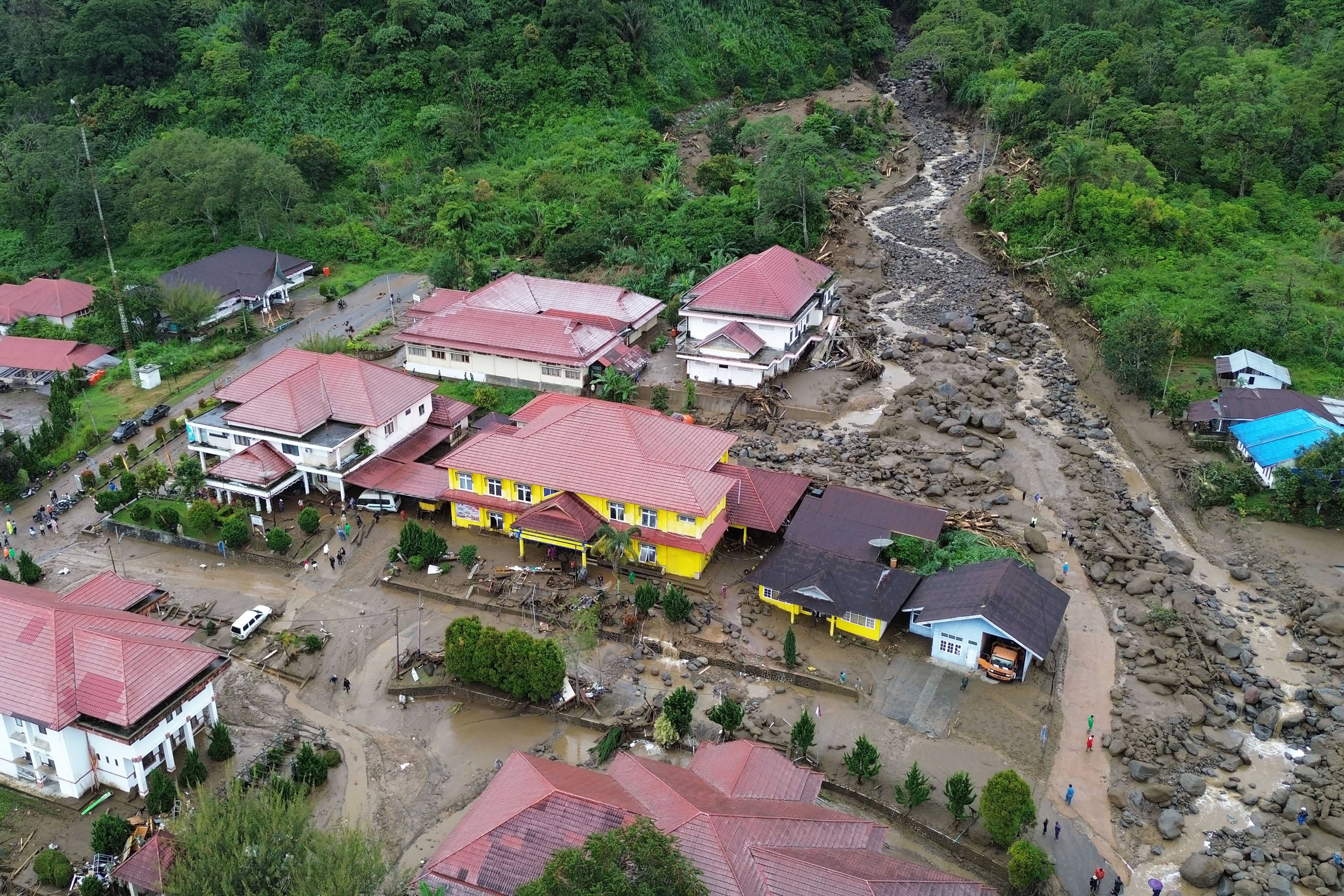 Foto udara dampak banjir bandang menerjang kawasan Arosuka, Kabupaten Solok, Sumatera Barat, Selasa (22/9/2026). Berdasarkan data BPBD Solok, sebanyak 200 KK terdampak banjir bandang pada Senin (21/9) dengan empat korban luka-luka dan dua orang belum ditemukan sementara akses utama jalan nasional masih terputus.