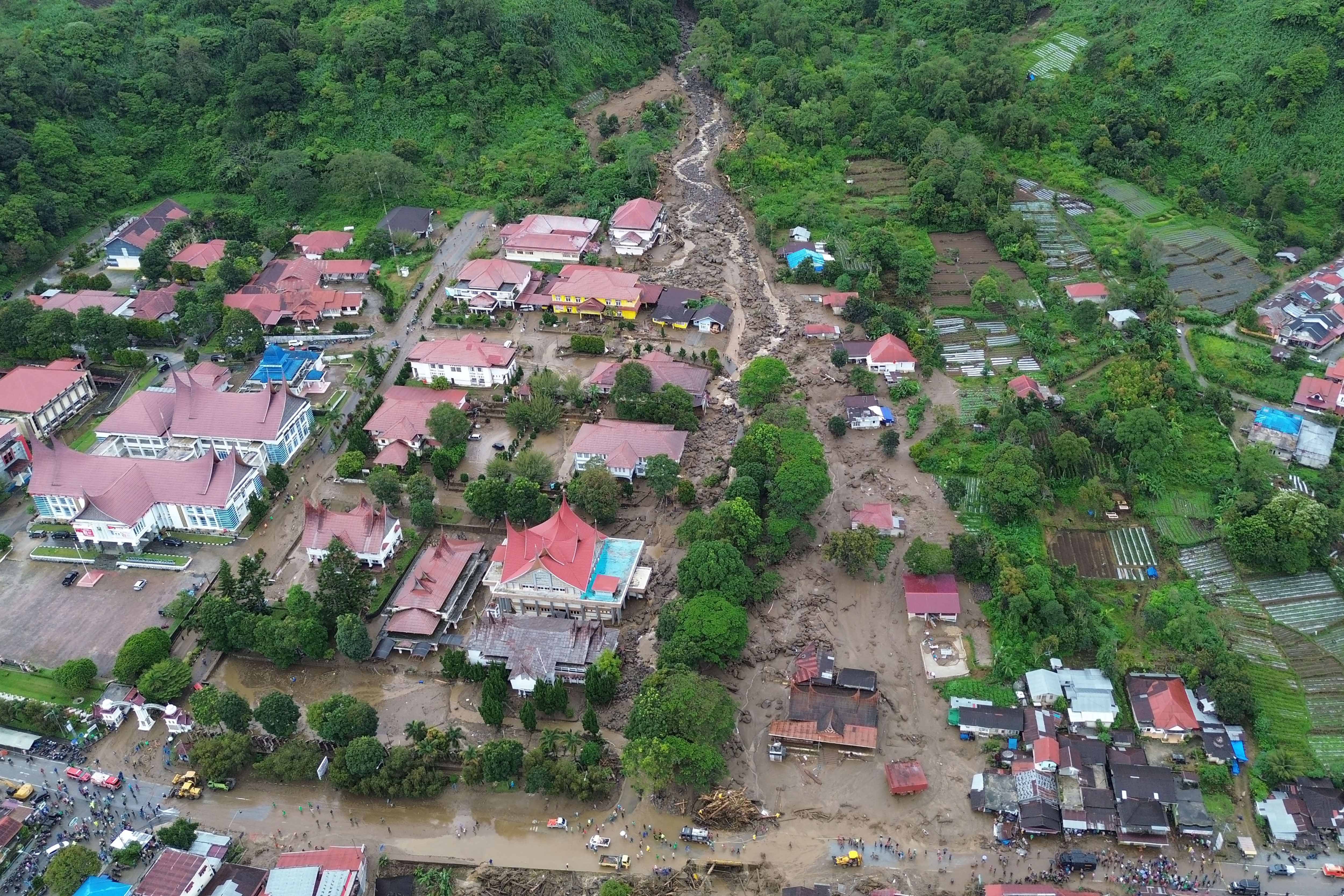 Foto udara dampak banjir bandang menerjang kawasan Arosuka, Kabupaten Solok, Sumatera Barat, Selasa (22/9/2026). Berdasarkan data BPBD Solok, sebanyak 200 KK terdampak banjir bandang pada Senin (21/9) dengan empat korban luka-luka dan dua orang belum ditemukan sementara akses utama jalan nasional masih terputus.