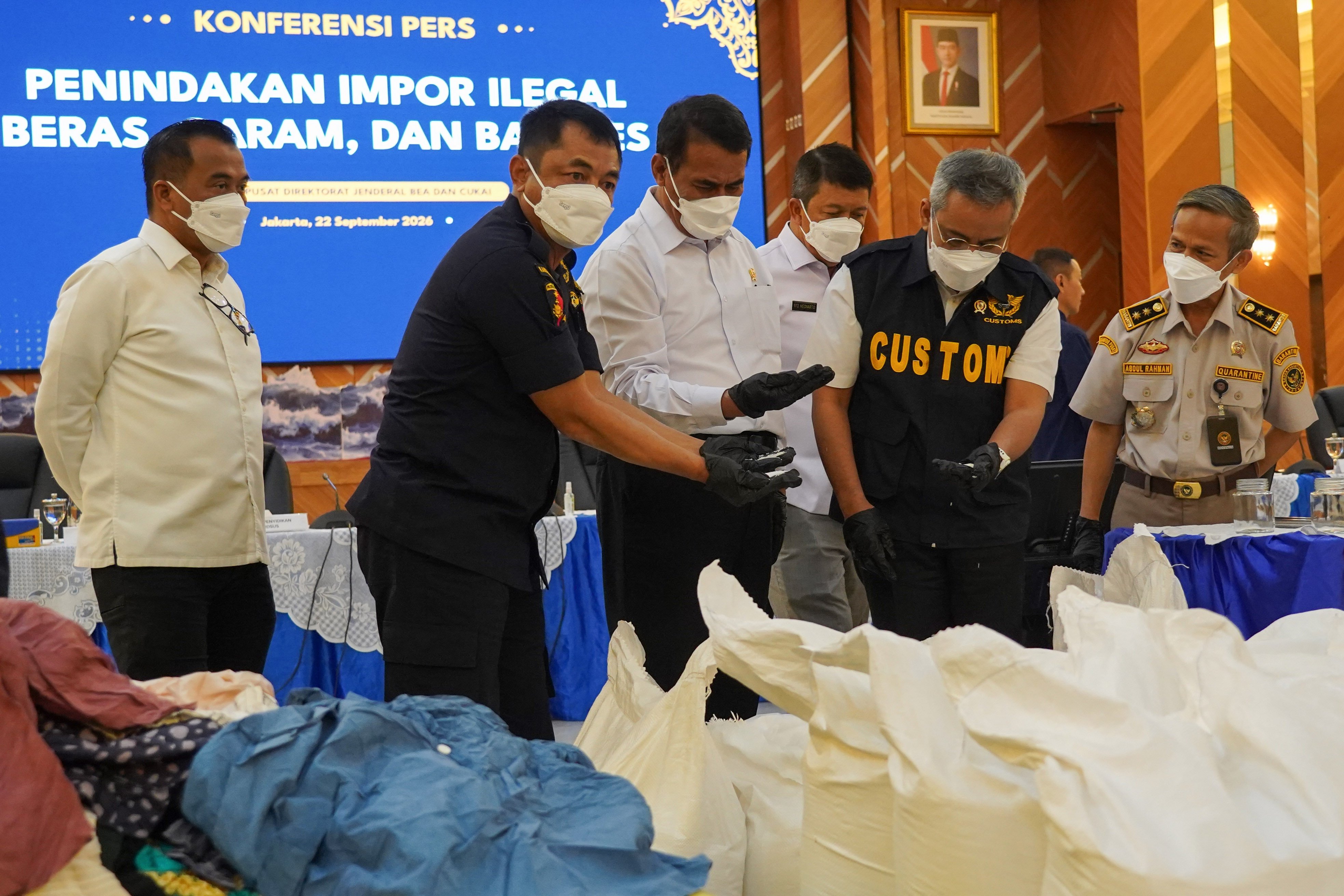 Menteri Keuangan Suahasil Nazara (kedua kanan) bersama Menteri Pertanian sekaligus Kepala Badan Pangan Nasional (Bapanas) Andi Amran Sulaiman (tengah) dan Dirjen Bea Cukai Djaka Budhi Utama (kedua kiri) mengecek barang bukti penindakan impor ilegal komoditas beras, garam dan pakaian bekas yang disita saat konferensi pers di Kantor Pusat Bea Cukai, Jakarta, Selasa (22/9/2026).