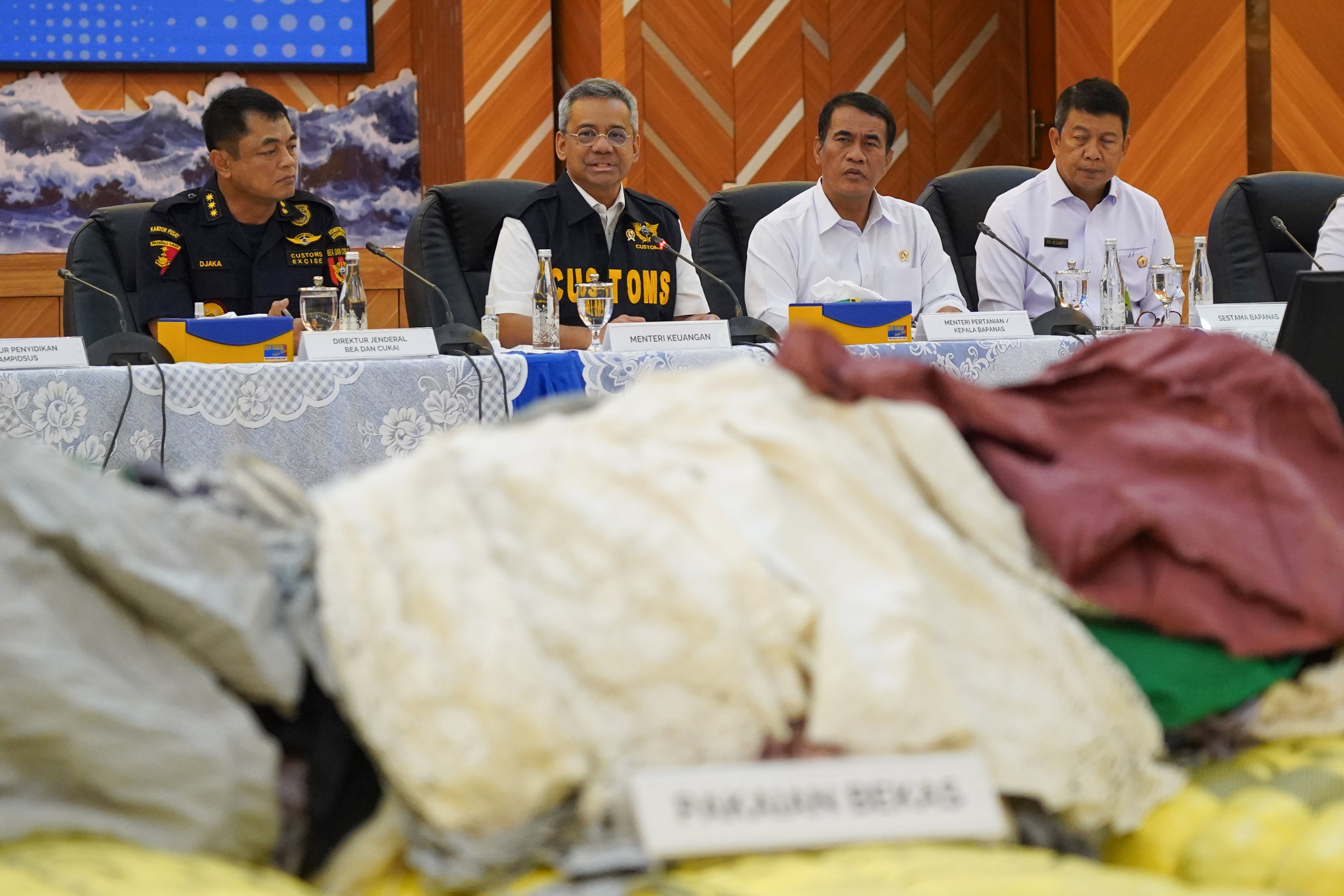 Menteri Keuangan Suahasil Nazara (kedua kiri) bersama Menteri Pertanian sekaligus Kepala Badan Pangan Nasional (Bapanas) Andi Amran Sulaiman (kedua kanan) dan Dirjen Bea Cukai Djaka Budhi Utama (kiri) menyampaikan keterangan saat konferensi pers terkait penindakan impor ilegal komoditas beras, garam dan pakaian bekas yang disita saat konferensi pers di Kantor Pusat Bea Cukai, Jakarta, Selasa (22/9/2026).