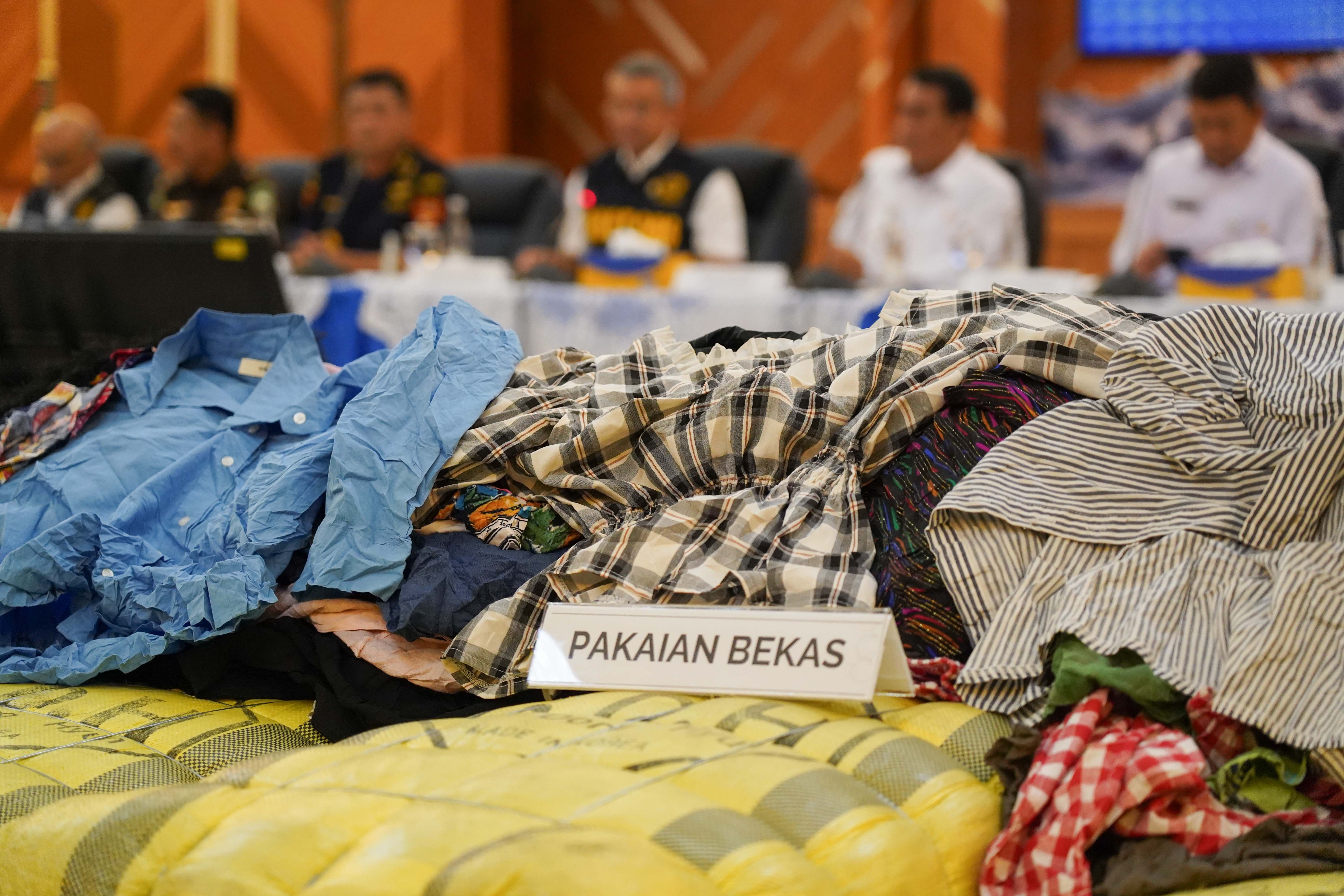 Barang bukti impor ilegal pakaian bekas yang disita saat konferensi pers di Kantor Pusat Bea Cukai, Jakarta, Selasa (22/9/2026). Direktorat Jenderal Bea dan Cukai Kementerian Keuangan mengungkap pelanggaran di bidang kepabeanan terhadap importasi ilegal dengan mengamankan 30 kontainer berisi komoditas beras dan garam serta 1.435 bale pakaian impor yang diduga bekas dengan nilai ekonomi diperkirakan mencapai Rp27,339 miliar.