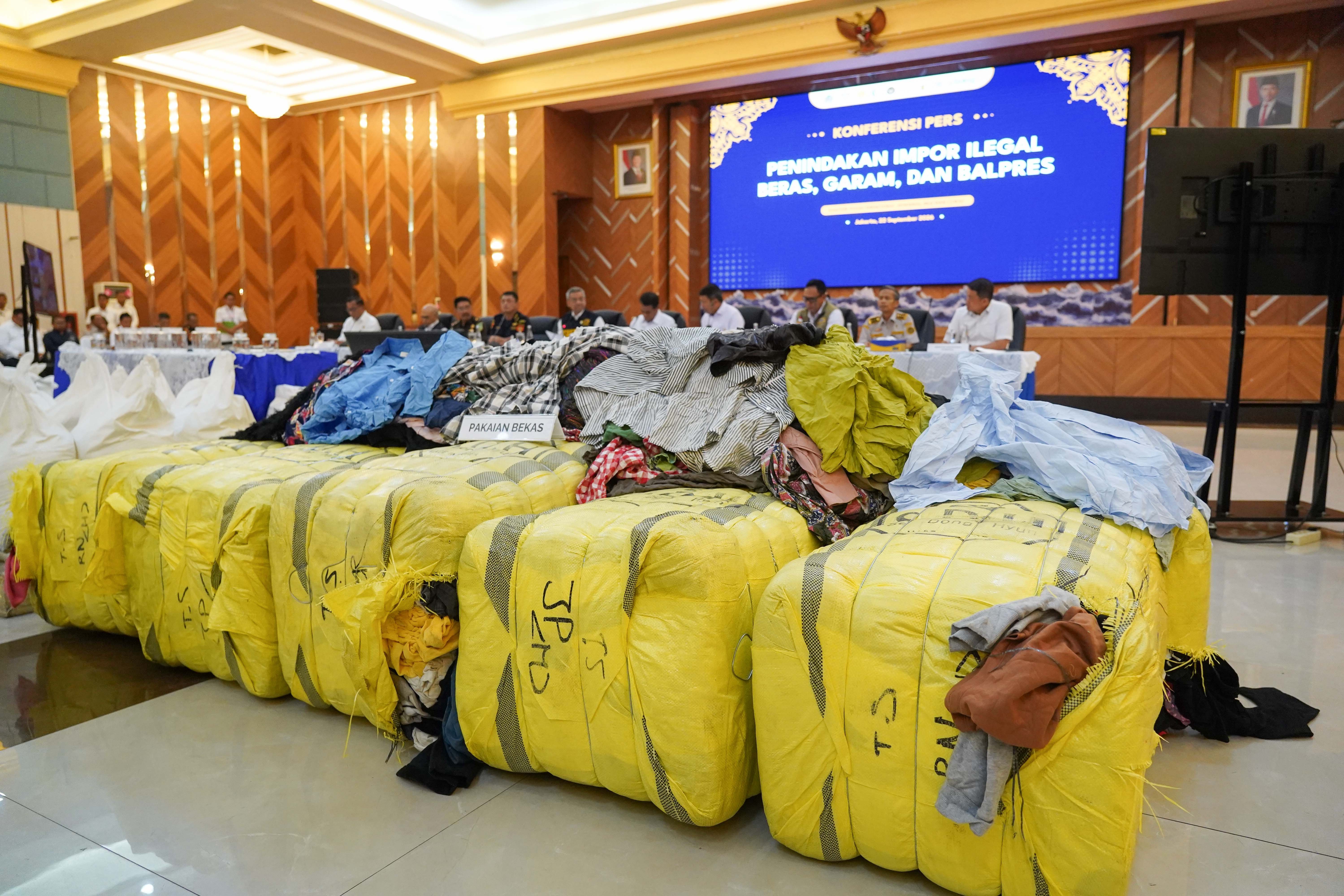 Barang bukti impor ilegal komoditas beras, garam dan pakaian bekas yang ditampilkan saat konferensi pers di Kantor Pusat Bea Cukai, Jakarta, Selasa (22/9/2026). Direktorat Jenderal Bea dan Cukai Kementerian Keuangan mengungkap pelanggaran di bidang kepabeanan terhadap importasi ilegal dengan mengamankan 30 kontainer berisi komoditas beras dan garam serta 1.435 bale pakaian impor yang diduga bekas dengan nilai ekonomi diperkirakan mencapai Rp27,339 miliar.