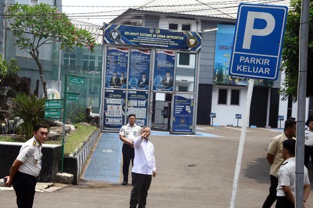 Anggota Ombudsman RI Fikri Yasin melakukan inspeksi mendadak (sidak) di Lapas Kelas IIA Cibinong, Kabupaten Bogor, Jawa Barat, Rabu (23/9/2026). Ombudsman Republik Indonesia menemukan sejumlah fasilitas berstandar apartemen di kawasan bagian belakang Lapas Kelas IIA Cibinong yang terpisah dari blok hunian warga binaan pada umumnya.