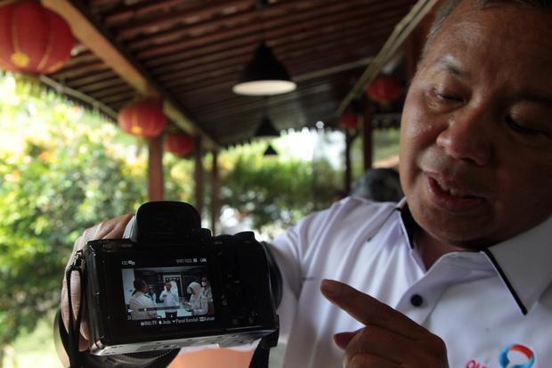 Anggota Ombudsman RI Fikri Yasin menunjukkan dokumentasi video inspeksi mendadak (sidak) di Lapas Kelas IIA Cibinong, Kabupaten Bogor, Jawa Barat, Rabu (23/9/2026). Ombudsman Republik Indonesia menemukan sejumlah fasilitas berstandar apartemen di kawasan bagian belakang Lapas Kelas IIA Cibinong yang terpisah dari blok hunian warga binaan pada umumnya.