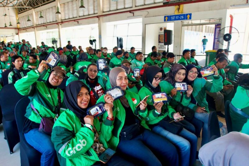 Antusiasme Mitra Pengemudi roda dua Grab di Surabaya saat mengikuti pelatihan keselamatan berkendara. Kegiatan ini merupakan bagian dari kolaborasi “F
