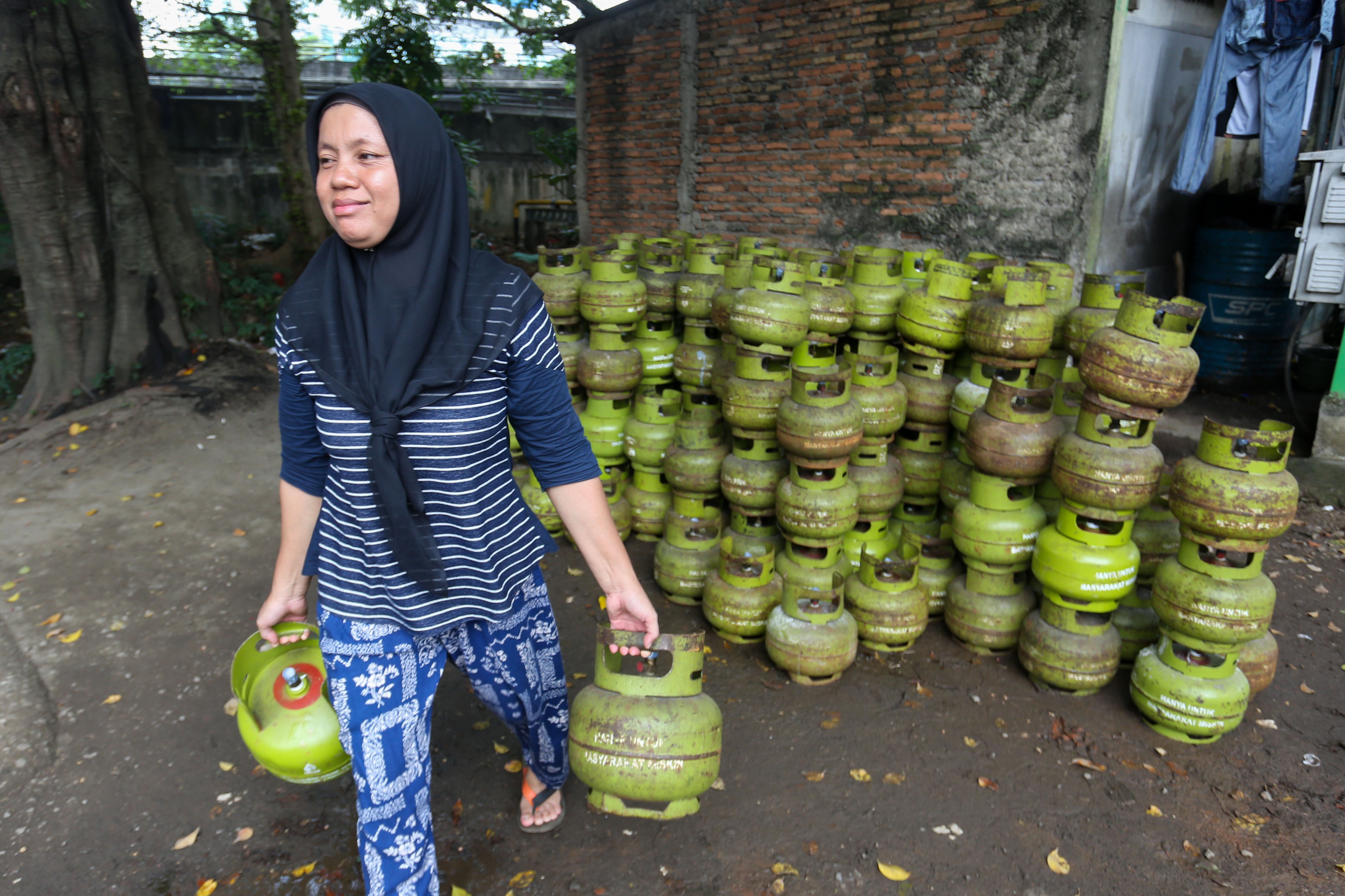 Warga membawa gas elpiji 3 kilogram di distributor gas kawasan Pasar Rebo, Jakarta Timur, Rabu (24/9/2026). Kementerian Energi dan Sumber Daya Mineral (ESDM) menjamin pasokan liquified petroleum gas (LPG) Indonesia dalam kondisi aman setelah mendapatkan kontrak jangka panjang pengiriman LPG dari Amerika Serikat dan juga memastikan tidak akan menaikkan harga LPG nonsubsidi.