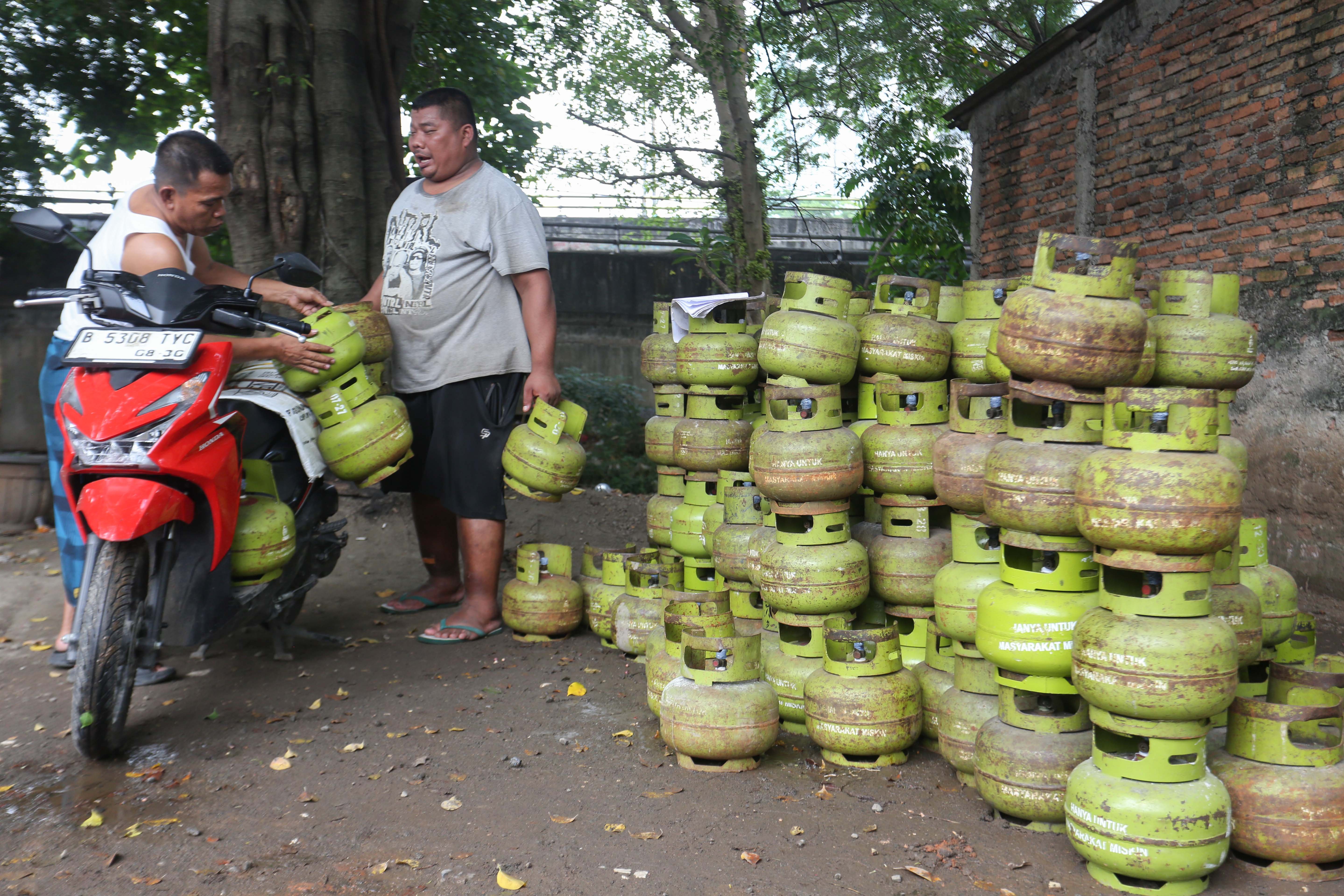 Pekerja melayani warga yang membeli gas elpiji 3 kilogram di distributor gas kawasan Pasar Rebo, Jakarta Timur, Rabu (24/9/2026). Kementerian Energi dan Sumber Daya Mineral (ESDM) menjamin pasokan liquified petroleum gas (LPG) Indonesia dalam kondisi aman setelah mendapatkan kontrak jangka panjang pengiriman LPG dari Amerika Serikat dan juga memastikan tidak akan menaikkan harga LPG nonsubsidi.