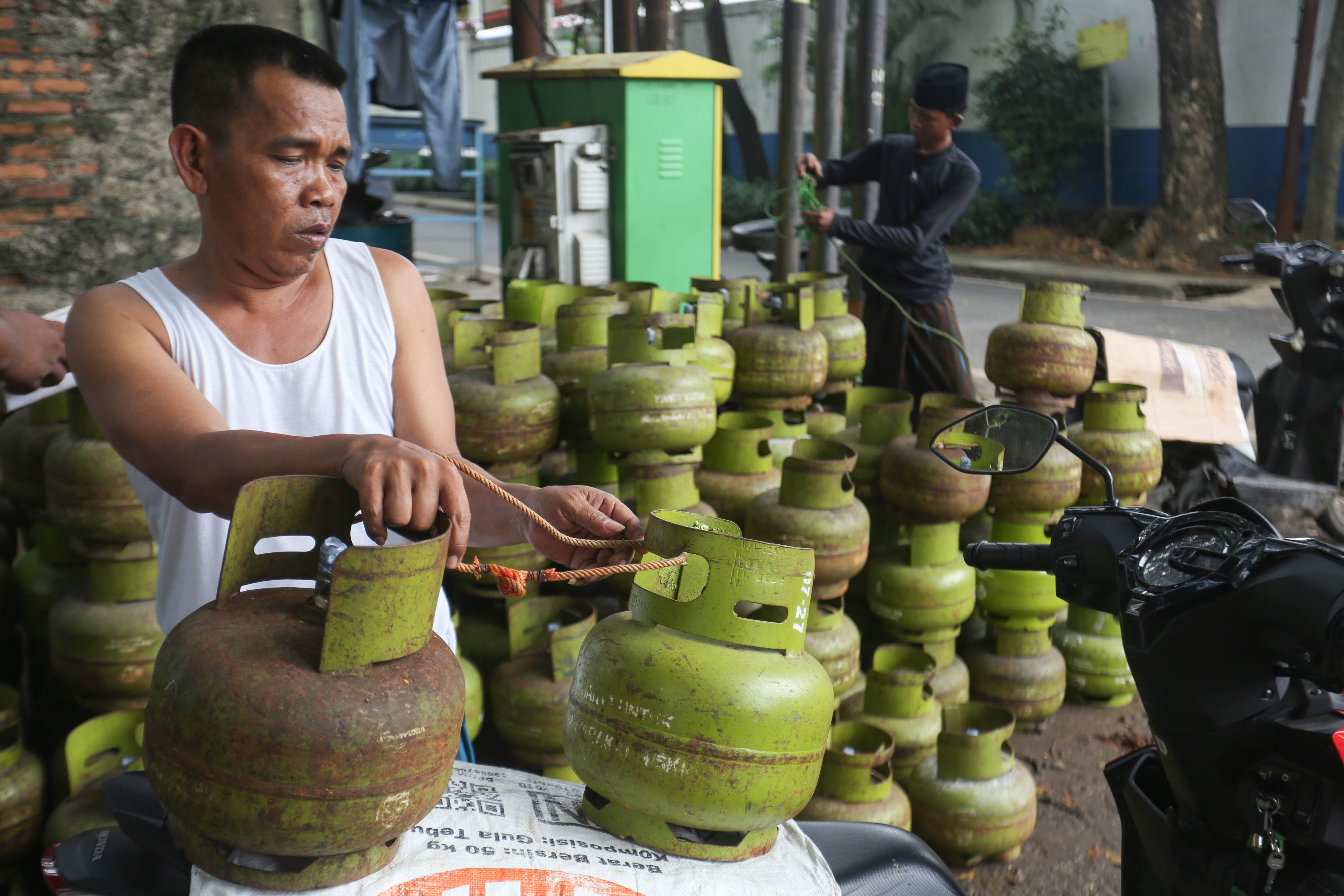 Warga membawa gas elpiji 3 kilogram di distributor gas kawasan Pasar Rebo, Jakarta Timur, Rabu (24/9/2026). Kementerian Energi dan Sumber Daya Mineral (ESDM) menjamin pasokan liquified petroleum gas (LPG) Indonesia dalam kondisi aman setelah mendapatkan kontrak jangka panjang pengiriman LPG dari Amerika Serikat dan juga memastikan tidak akan menaikkan harga LPG nonsubsidi.