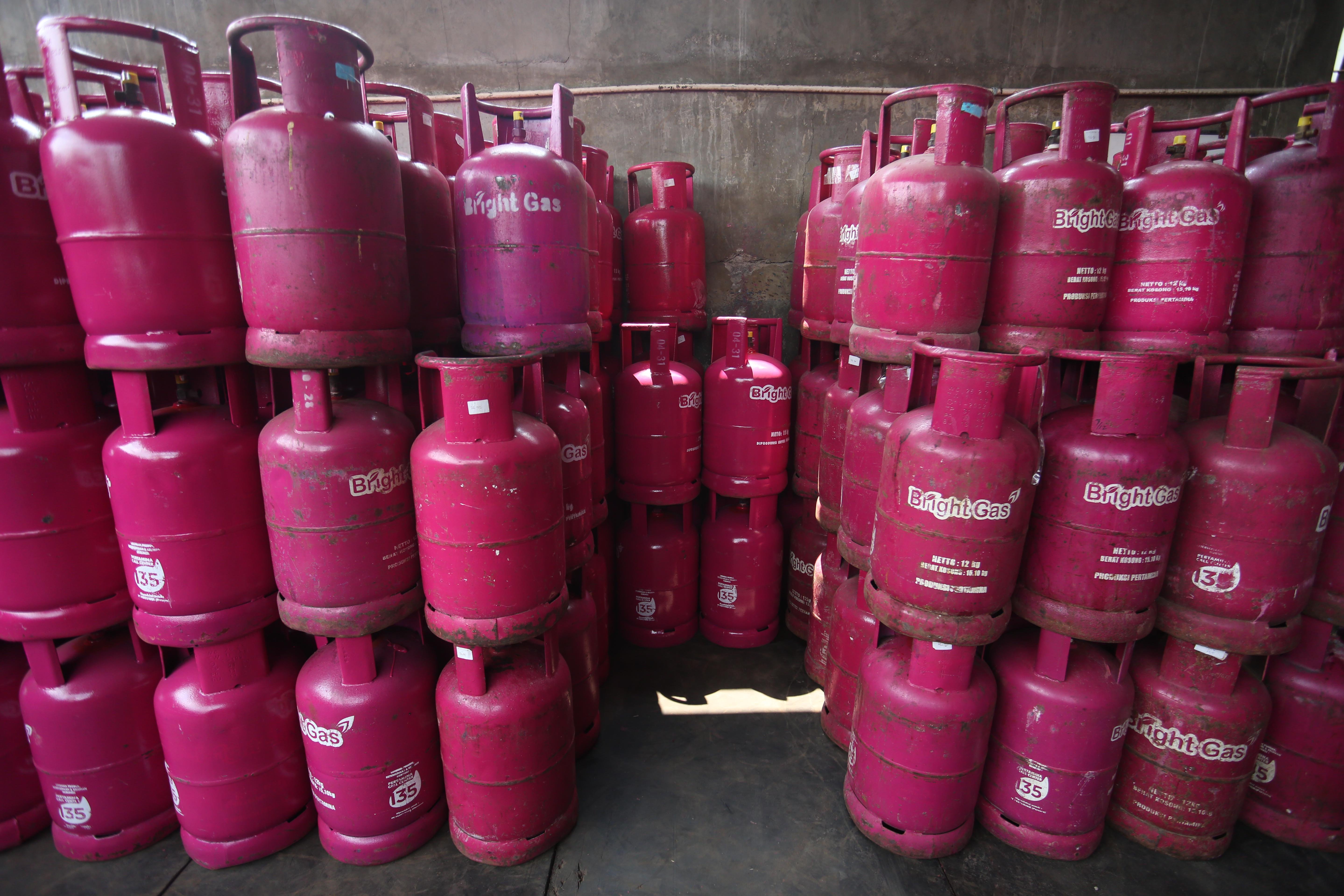 Tabung gas elpiji nonsubsisi ukuran 12 kilogram di distributor gas kawasan Pasar Rebo, Jakarta Timur, Rabu (24/9/2026). Kementerian Energi dan Sumber Daya Mineral (ESDM) menjamin pasokan liquified petroleum gas (LPG) Indonesia dalam kondisi aman setelah mendapatkan kontrak jangka panjang pengiriman LPG dari Amerika Serikat dan juga memastikan tidak akan menaikkan harga LPG nonsubsidi.