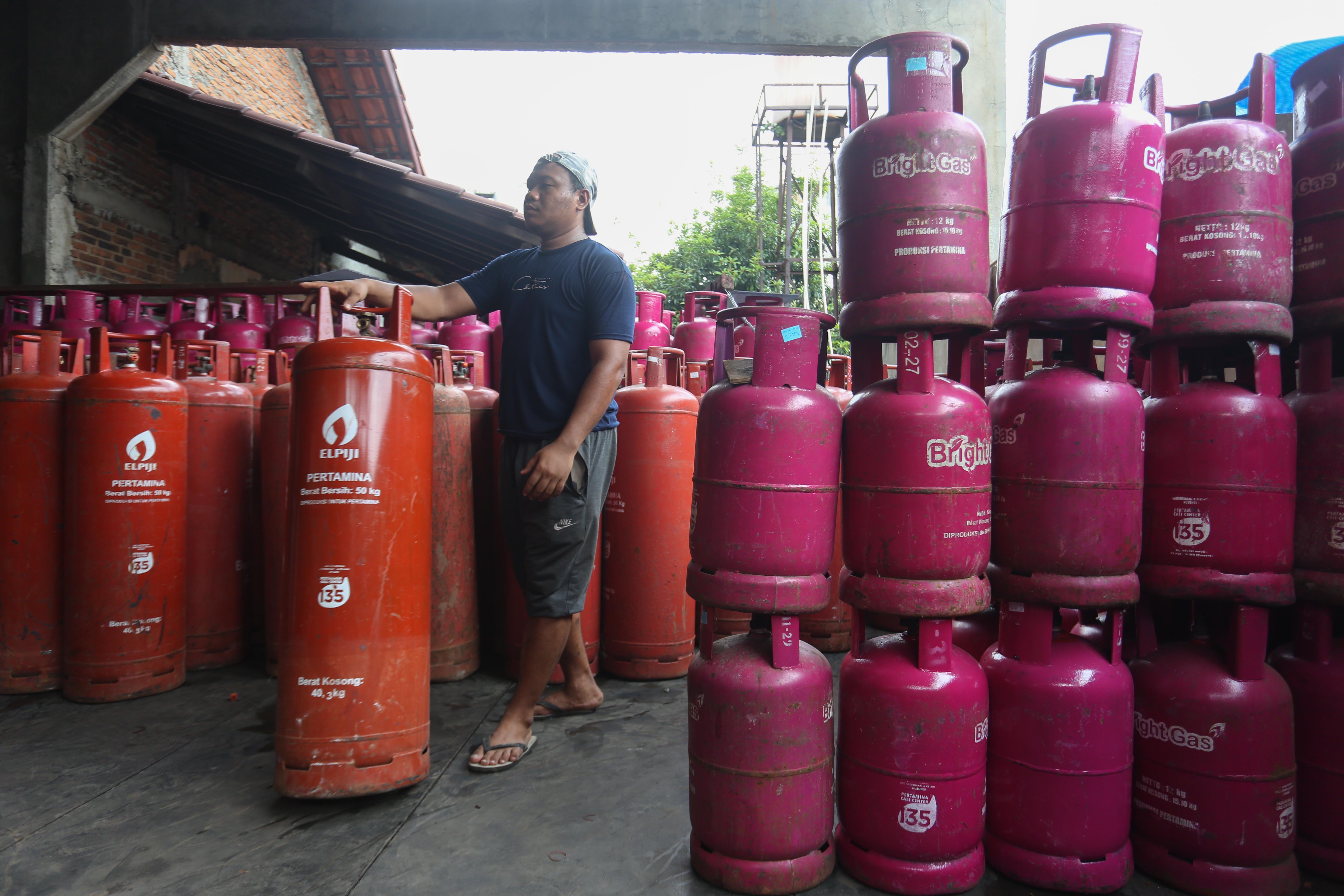 Pekerja membongkar muat tabung gas elpiji nonsubsisi ukuran 12 kilogram di distributor gas kawasan Pasar Rebo, Jakarta Timur, Rabu (24/9/2026). Kementerian Energi dan Sumber Daya Mineral (ESDM) menjamin pasokan liquified petroleum gas (LPG) Indonesia dalam kondisi aman setelah mendapatkan kontrak jangka panjang pengiriman LPG dari Amerika Serikat dan juga memastikan tidak akan menaikkan harga LPG nonsubsidi.