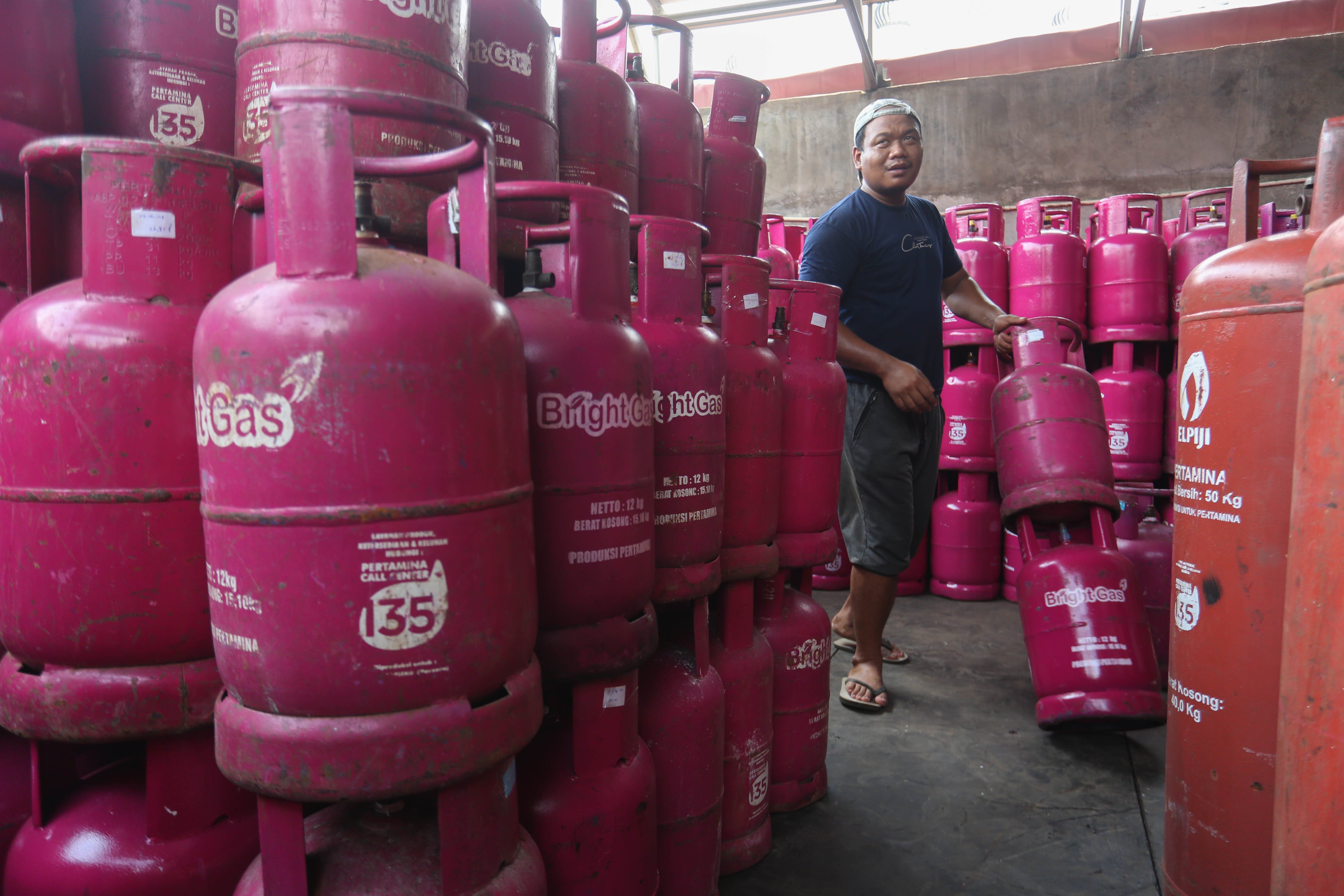 Pekerja membongkar muat tabung gas elpiji nonsubsisi ukuran 12 kilogram di distributor gas kawasan Pasar Rebo, Jakarta Timur, Rabu (24/9/2026). Kementerian Energi dan Sumber Daya Mineral (ESDM) menjamin pasokan liquified petroleum gas (LPG) Indonesia dalam kondisi aman setelah mendapatkan kontrak jangka panjang pengiriman LPG dari Amerika Serikat dan juga memastikan tidak akan menaikkan harga LPG nonsubsidi.