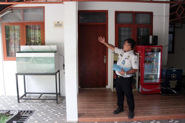 Petugas menunjukkan rumah yang sebelumnya diperiksa secara mendadak oleh Ombudsman RI di Lapas Kelas IIA Cibinong, Kabupaten Bogor, Jawa Barat, Kamis (24/9/2026). Kepala Kantor Wilayah Ditjen PAS Jawa Barat Yudi Suseno menyatakan 11 rumah dinas tersebut disediakan bagi sejumlah pejabat, termasuk Kalapas Kelas IIA Cibinong, dan pihaknya masih mendalami temuan Ombudsman serta akan menindak sesuai prosedur jika ditemukan pemanfaatan lokasi yang tidak sesuai.