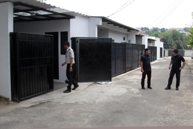 Petugas berjaga di depan rumah yang sebelumnya diperiksa secara mendadak oleh Ombudsman RI di Lapas Kelas IIA Cibinong, Kabupaten Bogor, Jawa Barat, Kamis (24/9/2026). Kepala Kantor Wilayah Ditjen PAS Jawa Barat Yudi Suseno menyatakan 11 rumah dinas tersebut disediakan bagi sejumlah pejabat, termasuk Kalapas Kelas IIA Cibinong, dan pihaknya masih mendalami temuan Ombudsman serta akan menindak sesuai prosedur jika ditemukan pemanfaatan lokasi yang tidak sesuai.