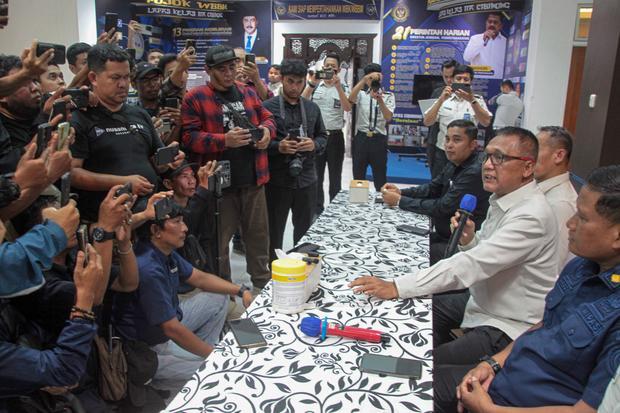 Kepala Kantor Wilayah Ditjen PAS Jawa Barat Yudi Suseno (kedua kanan) memberikan keterangan kepada media terkait inspeksi mendadak (sidak) Ombudsman RI di Lapas Kelas IIA Cibinong, Kabupaten Bogor, Jawa Barat, Kamis (24/9/2026). Kepala Kantor Wilayah Ditjen PAS Jawa Barat Yudi Suseno menyatakan 11 rumah dinas tersebut disediakan bagi sejumlah pejabat, termasuk Kalapas Kelas IIA Cibinong, dan pihaknya masih mendalami temuan Ombudsman.