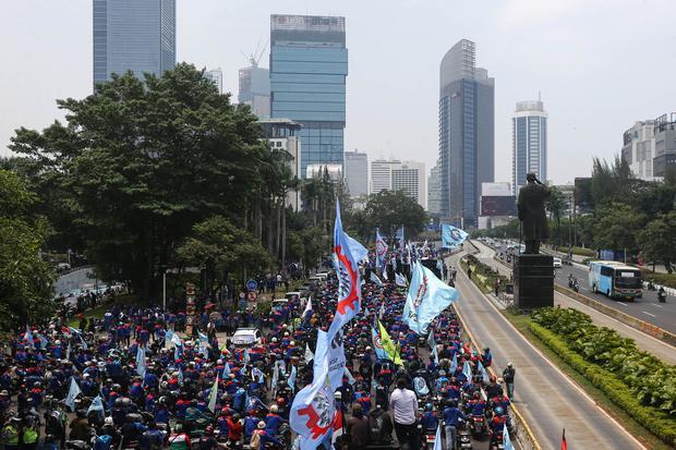 Massa buruh melakukan long march saat aksi unjuk rasa, di Jalan Jenderal Sudirman, Jakarta, Kamis (24/9/2026). Buruh dari berbagai aliansi berunjuk rasa untuk mengawal Rancangan Undang-Undang (RUU) Perlindungan Ketenagakerjaan yang berpihak kepada buruh.