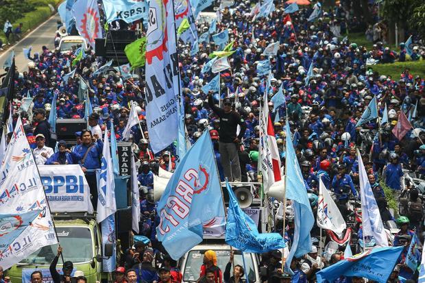 Massa buruh melakukan long march saat aksi unjuk rasa, di Jalan Jenderal Sudirman, Jakarta, Kamis (24/9/2026). Buruh dari berbagai aliansi berunjuk rasa untuk mengawal Rancangan Undang-Undang (RUU) Perlindungan Ketenagakerjaan yang berpihak kepada buruh.