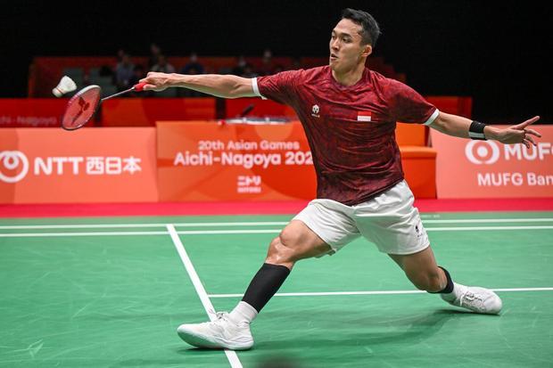 Pebulu tangkis tunggal putra Indonesia Jonatan Christie mengembalikan kok ke arah pebulu tangkis China Shi Yu Qi pada final beregu putra Asian Games Aichi-Nagoya 2026 di Ichinomiya City Municipal Gymnasium, Nagoya, Aichi, Jepang, Kamis (24/9/2026). Jonatan Christie kalah dua gim dengan skor 13-21 dan 18-21.