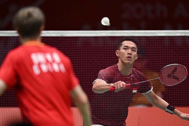 Pebulu tangkis tunggal putra Indonesia Jonatan Christie (kanan) mengembalikan kok ke arah pebulu tangkis China Shi Yu Qi pada final beregu putra Asian Games Aichi-Nagoya 2026 di Ichinomiya City Municipal Gymnasium, Nagoya, Aichi, Jepang, Kamis (24/9/2026). Jonatan Christie kalah dua gim dengan skor 13-21 dan 18-21.