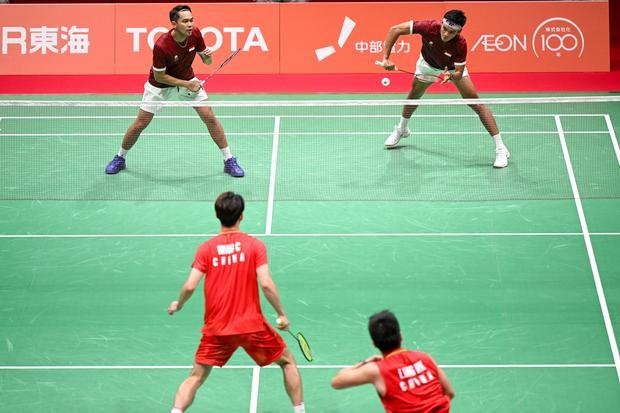 Pebulu tangkis ganda putra Indonesia Fajar Alfian (kiri) dan Muhammad Shohibul Fikri (kanan) mengembalikan kok ke arah pebulu tangkis putra China Liang Wei Keng dan Wang Chang pada final beregu putra Asian Games Aichi-Nagoya 2026 di Ichinomiya City Municipal Gymnasium, Nagoya, Aichi, Jepang, Kamis (24/9/2026). Fajar/Fikri kalah dalam tiga gim dengan skor 20-22, 21-19, dan 14-21.
