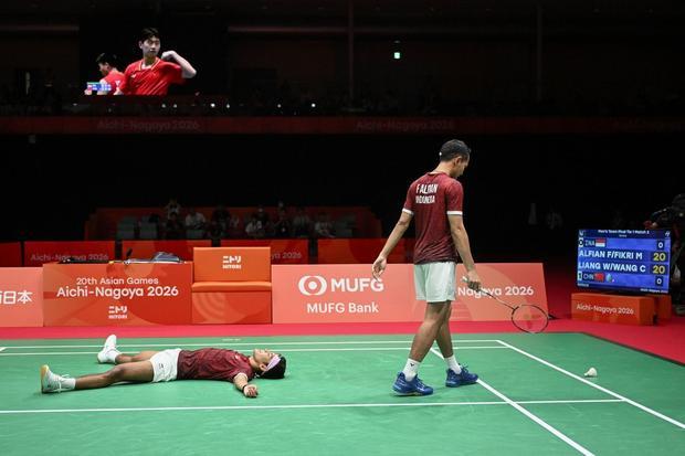 Gestur pebulu tangkis ganda putra Indonesia Fajar Alfian (kanan) dan Muhammad Shohibul Fikri (kiri) seusai gagal mengembalikan kok ke arah pebulu tangkis putra China Liang Wei Keng dan Wang Chang pada final beregu putra Asian Games Aichi-Nagoya 2026 di Ichinomiya City Municipal Gymnasium, Nagoya, Aichi, Jepang, Kamis (24/9/2026). Fajar/Fikri kalah dalam tiga gim dengan skor 20-22, 21-19, dan 14-21.