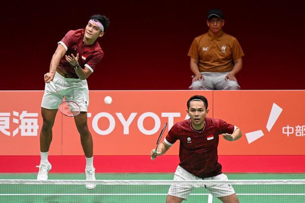 Pebulu tangkis ganda putra Indonesia Fajar Alfian (kanan) dan Muhammad Shohibul Fikri (kiri) mengembalikan kok ke arah pebulu tangkis putra China Liang Wei Keng dan Wang Chang pada final beregu putra Asian Games Aichi-Nagoya 2026 di Ichinomiya City Municipal Gymnasium, Nagoya, Aichi, Jepang, Kamis (24/9/2026). Fajar/Fikri kalah dalam tiga gim dengan skor 20-22, 21-19, dan 14-21.
