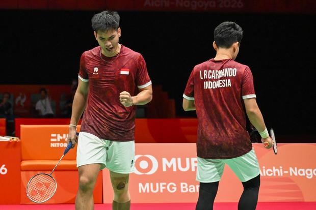 Pebulu tangkis ganda putra Indonesia Leo Rolly Carnando (kanan) dan Daniel Marthin (kiri) berekspresi usai berhasil menambah poin dari pebulu tangkis putra China He Ji Ting dan Liu Yi pada final beregu Asian Games Aichi Nagoya 2026 di Ichinomiya City Municipal Gymnasium, Nagoya, Aichi, Jepang, Kamis (24/9/2026). Leo/Daniel menang dua gim langsung dengan skor 23-21 dan 21-10.