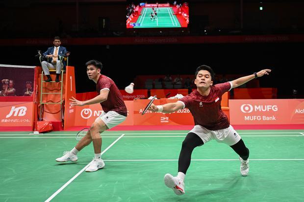 Pebulu tangkis ganda putra Indonesia Leo Rolly Carnando (kanan) dan Daniel Marthin (kiri) mengembalikan kok ke arah pebulu tangkis putra China He Ji Ting dan Liu Yi pada final beregu Asian Games Aichi Nagoya 2026 di Ichinomiya City Municipal Gymnasium, Nagoya, Aichi, Jepang, Kamis (24/9/2026). Leo/Daniel menang dua gim langsung dengan skor 23-21 dan 21-10.