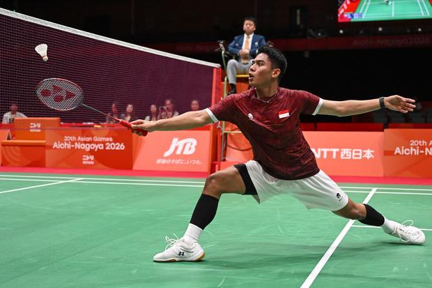 Pebulu tangkis tunggal putra Indonesia Moh. Zaki Ubaidillah mengembalikan kok ke arah pebulu tangkis tunggal putra China Weng Hongyang pada final beregu Asian Games Aichi Nagoya 2026 di Ichinomiya City Municipal Gymnasium, Nagoya, Aichi, Jepang, Kamis (24/9/2026).