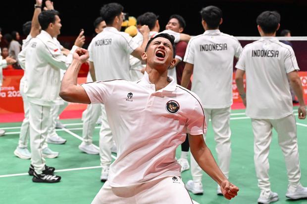 Pebulu tangkis tunggal putra Indonesia Alwi Farhan (tengah) bersama rekan-rekannya berselebrasi usai Moh. Zaki Ubaidillah mengalahkan pebulu tangkis tunggal putra China Weng Hongyang pada final beregu Asian Games Aichi Nagoya 2026 di Ichinomiya City Municipal Gymnasium, Nagoya, Aichi, Jepang, Kamis (24/9/2026). Ubaidillah menang 2 gim langsung dengan skor 23-21, 21-13 sekaligus memastikan Indonesia meraih medali emas setelah unggul 3-2 dari keseluruhan lima pertandingan.